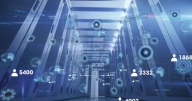 Sunucu odasında veri işleme animasyonu. küresel iş ve dijital arayüz kavramı dijital olarak oluşturulmuş video.