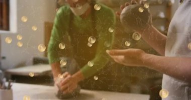 Farklı saksı insanları üzerindeki simgelerle bağlantı ağının animasyonu. Küresel bağlantılar ve dijital arayüz konsepti dijital olarak oluşturulmuş video.