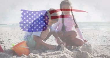 Amerika Birleşik Devletleri bayrağının animasyonu, kumsalda kumla oynayan melez erkek ve kız üzerine. Amerikan vatanseverliği, çeşitlilik ve gelenek konsepti dijital olarak oluşturulmuş video.