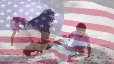 Amerika Birleşik Devletleri bayrağının animajı, plajda oğluyla melez annelerin geri dönüşümü üzerine. Amerikan vatanseverliği, çeşitlilik, geri dönüşüm ve geleneksel konsept dijital olarak oluşturulmuş video.