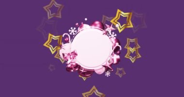 Pembe noel dekorasyonları, mor arka planda altın yıldızlı beyaz çemberler etrafında. Noel, kış, selamlama, şenlik, gelenek ve dijital olarak üretilen video konsepti.
