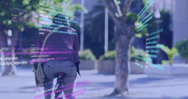 Afrika kökenli Amerikalı iş adamının bisiklete binmesi üzerine veri işleme animasyonu. Küresel iş, bilgisayar ve dijital arayüz kavramı dijital olarak oluşturulmuş video.