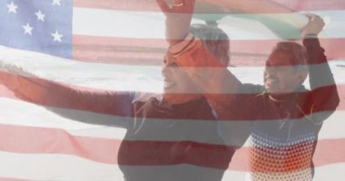Sahilde sörf tahtası olan yaşlı çift üzerine Amerika Birleşik Devletleri bayrağı animasyonu. Amerikan vatanseverliği, çeşitlilik ve gelenek konsepti dijital olarak oluşturulmuş video.