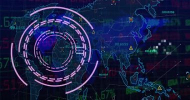 Dünya haritası üzerinde tarama ve veri işlemenin animasyonu. Küresel hesaplama, dijital arayüz ve veri işleme kavramı dijital olarak oluşturulmuş video.