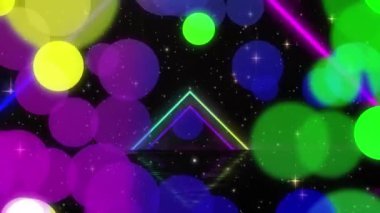 Gece gökyüzündeki neon üçgenler ve yıldızların üzerindeki renkli yılbaşı ışıklarının sönmüş halinin animasyonu. Noel, kış, şenlik, gelenek ve dijital olarak üretilen video konsepti.