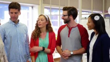 Ofisteki çeşitli iş adamlarıyla olan bağlantıların animasyonu. Küresel iş ve dijital arayüz kavramı dijital olarak oluşturulmuş video.