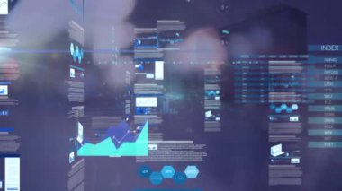 Bulutların üzerinde işlenen veri ile istatistiğin animasyonu. Küresel veri işleme ve bağlantılar konsepti dijital olarak oluşturulmuş video.