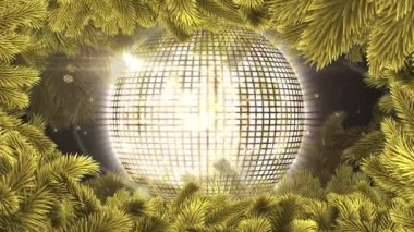 Aynalı top ve Noel ağacı sınırıyla birlikte düşen altın kar tanelerinin animasyonu. Noel, kış, şenlik, gelenek ve dijital olarak üretilen video konsepti.