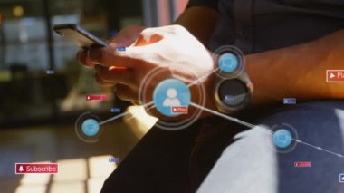Akıllı telefon kullanan beyaz adamın üzerinde ikonlar olan bir iletişim ağı animasyonu. Küresel bağlantılar ve dijital arayüz konsepti dijital olarak oluşturulmuş video.