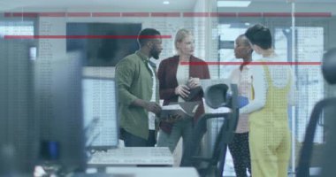 Ofisteki çeşitli iş adamları üzerinde veri işleme animasyonu. Küresel iş, bilgisayar ve dijital arayüz kavramı dijital olarak oluşturulmuş video.