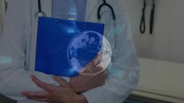 Kafkasyalı kadın doktor üzerinde küre ve veri işleme animasyonu. Dijital olarak oluşturulmuş küresel bağlantılar, tıp ve dijital arayüz kavramı.