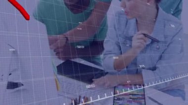 Çeşitli insan grupları üzerinde dijital veri işleme animasyonu. Küresel veri işleme kavramı dijital oluşturulmuş video.