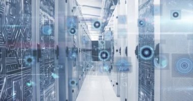 Sunucu odasında veri işleme animasyonu. küresel iş ve dijital arayüz kavramı dijital olarak oluşturulmuş video.