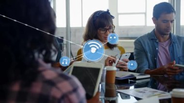 Ofisteki çeşitli iş adamlarıyla olan bağlantıların animasyonu. Küresel iş ve dijital arayüz kavramı dijital olarak oluşturulmuş video.