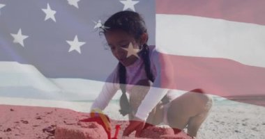 Sahilde kumla oynayan melez kız yüzünden Amerika Birleşik Devletleri bayrağının animasyonu. Amerikan vatanseverliği, çeşitlilik ve gelenek konsepti dijital olarak oluşturulmuş video.
