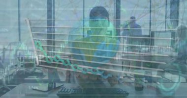 Kafkasyalı iş kadınının konuşmasının veri işleme animasyonu. Küresel iş ve dijital arayüz kavramı dijital olarak oluşturulmuş video.