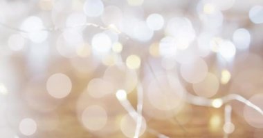 Parlayan noel ışıklarının üzerinde hareket eden beyaz ışık lekelerinin canlandırması. Noel, kış, şenlik, gelenek ve dijital olarak üretilen video konsepti.