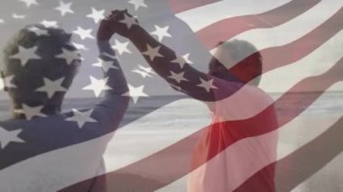 Amerika Birleşik Devletleri bayrağının animasyonu plajda dans eden yaşlı çiftler üzerine. Amerikan vatanseverliği, çeşitlilik ve gelenek konsepti dijital olarak oluşturulmuş video.