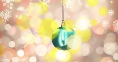 Beyaz kar taneleri ve sarı ışık lekeleriyle süslenmiş parlak mavi noelin animasyonu. Noel, kış, şenlik, gelenek ve dijital olarak üretilen video konsepti.