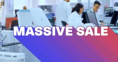 Laboratuvardaki çeşitli bilim adamlarından oluşan devasa satış metinlerinin animasyonu. Küresel bilim, sosyal medya ve dijital arayüz konsepti dijital olarak oluşturulmuş video.