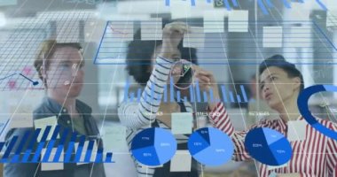 Ofisteki çeşitli iş adamları üzerinde veri işleme animasyonu. Küresel iş, bilgisayar ve dijital arayüz kavramı dijital olarak oluşturulmuş video.