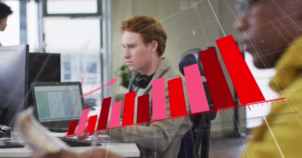 オフィスでコンピュータを扱う白人男性以上の財務グラフのアニメーション ビジネス オフィスで働くとデジタル生成されたビデオ技術の概念 — ストック動画