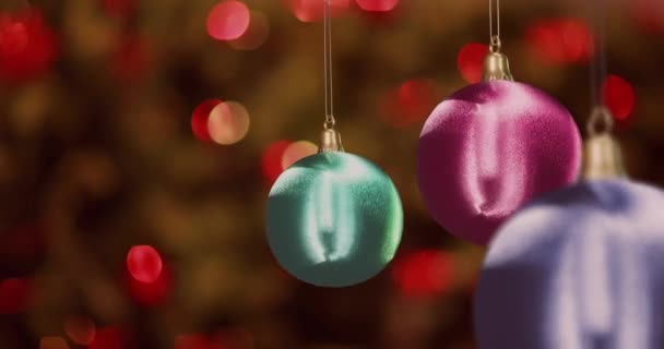 Animación Adornos Navidad Colores Brillantes Sobre Luces Hadas Desenfocadas Parpadeantes — Vídeo de stock