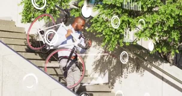 Анимация Обработки Данных Над Африканским Бизнесменом Передвигающимся Велосипеде Концепция Глобального — стоковое видео