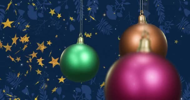 Koyu Mavi Arka Planda Yüzen Altın Yıldızlı Parlak Noel Süslerinin — Stok video