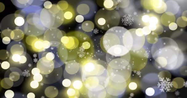 焦点を絞った黄色と白のクリスマスライトの上に落ちる白い雪片のアニメーション クリスマス お祭り 伝統とお祝いのコンセプトデジタル生成ビデオ — ストック動画
