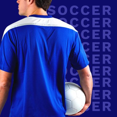Çarpılmış futbolun kare görüntüsü ve toplu beyaz erkek oyuncunun sırtı. Futbol, lig, rekabet ve spor konsepti.