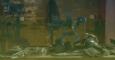 Atölyede masanın üzerinde duran alet ve aksesuarların resmi. Atölye ve el işleri, küçük işletme konsepti.