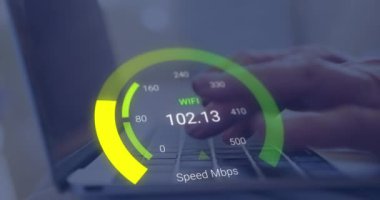 Laptop kullanan beyaz adamın elleri üzerinde sarı hız göstergesi animasyonu. İnternet hızı, transfer, iletişim ve teknoloji konsepti dijital olarak oluşturulmuş video.