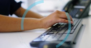 Bilgisayarda yazı yazan beyaz bir kadının elleri üzerinde daireler şeklinde parmak izlerinin canlandırılması. Ağ, veri güvenliği ve dijital güvenlik konsepti dijital olarak oluşturulmuş video.