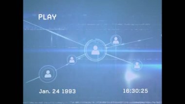 Siyah arkaplandaki simgelerle bağlantı ağı üzerinden etkileşimin canlandırılması. Dijital olarak oluşturulmuş küresel bağlantılar, bilgisayar ve dijital arayüz kavramı.