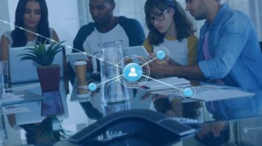 Elektronik cihazlar kullanan çeşitli meslektaşlar takımına karşı dijital simge ağının animasyonu. Küresel ağ ve iş teknolojisi kavramı