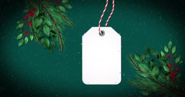 Kar yağışının animasyonu ve yeşil arkaplandaki ağaç dalları ve fotokopi alanı ile hediye etiketi. Noel, gelenek ve kutlama konsepti dijital olarak oluşturuldu.