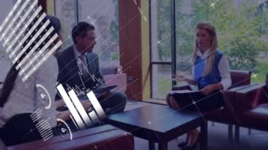 Çeşitli iş adamlarının konuştuğu grafiklerin ve verilerin animasyonu. İş, veri işleme, dijital arayüz ve teknoloji konsepti dijital olarak oluşturulmuş video.