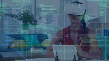 Kafkasyalı iş kadınının veri işleme animasyonu. Küresel iş, bilgisayar ve dijital arayüz kavramı dijital olarak oluşturulmuş video.