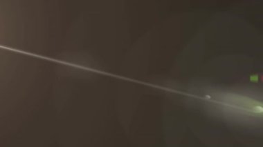 Işık izlerinin ve siyah arkaplandaki lekelerin animasyonu. Işık ve hareket kavramı dijital olarak oluşturulmuş video.