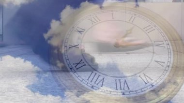 Yürüyen insanların üzerindeki saat ve bulutların animasyonu. Küresel iş ve dijital arayüz kavramı dijital olarak oluşturulmuş video.