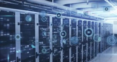 Sunucu odasında veri işleme animasyonu. küresel iş ve dijital arayüz kavramı dijital olarak oluşturulmuş video.