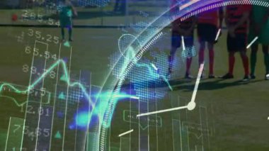 Çeşitli erkek futbol oyuncuları üzerinde veri işleme animasyonu. Küresel spor ve dijital arayüz kavramı dijital olarak oluşturulmuş video.