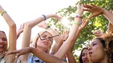 Farklı arkadaşların dans etmesi üzerine banknotların animasyonu. Parti, kutlama ve dijital arayüz kavramı dijital olarak oluşturuldu.