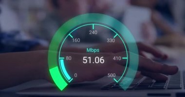 Laptop kullanan beyaz adamın elleri üzerinde yeşil hız göstergesi animasyonu. İnternet hızı, transfer, iletişim ve teknoloji konsepti dijital olarak oluşturulmuş video.