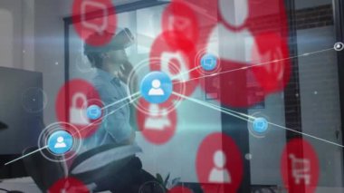 VR kulaklıklı beyaz adam üzerindeki simgelerle bağlantıların animasyonu. İş, ağ, bağlantılar, iletişim ve teknoloji konsepti dijital olarak oluşturulmuş video.