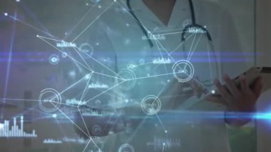Kafkas kadın doktor ve tablet üzerindeki ikonlarla olan bağlantıların animasyonu. Küresel tıp, bilgisayar ve veri işleme kavramı dijital olarak oluşturulmuş video.