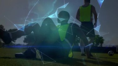 Çeşitli erkek futbol oyuncuları üzerinde küre ve şekillerin animasyonu. Küresel spor ve dijital arayüz kavramı dijital olarak oluşturulmuş video.