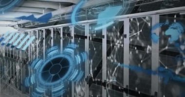 Sunucular üzerinde işlem çemberi ve matematik formüllerinin animasyonu. Veri işleme, iletişim, matematik, enformatik ve teknoloji konsepti dijital olarak oluşturulmuş video.