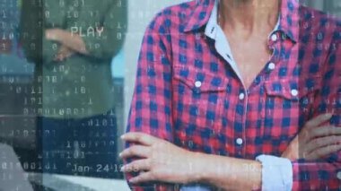 Ofisteki çeşitli iş adamları üzerinde parazit ve veri işleme animasyonu. Küresel iş, bilgisayar ve dijital arayüz kavramı dijital olarak oluşturulmuş video.